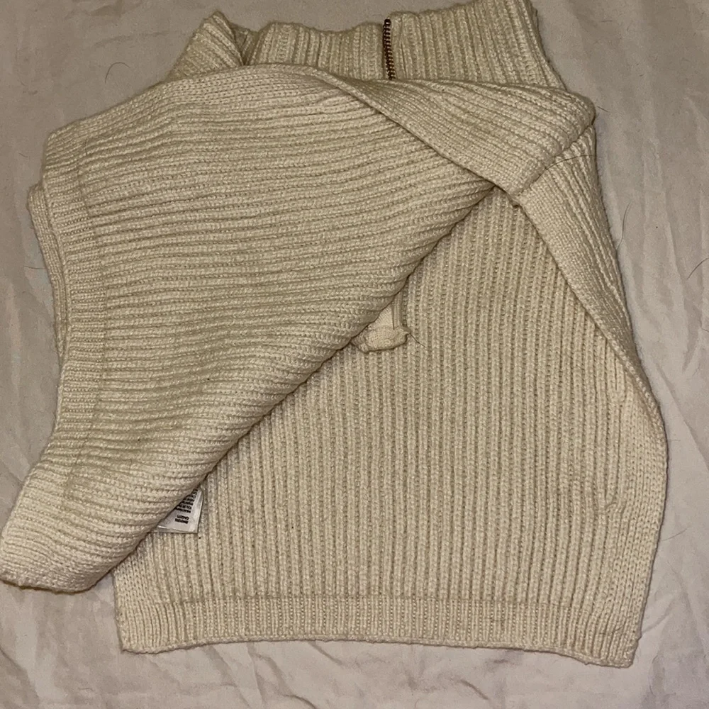 VEST - Picture 2 of 3